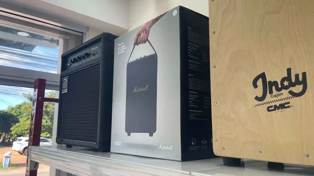 ลำโพง Marshall แอมป์ และกลองคาฮอง ในร้าน