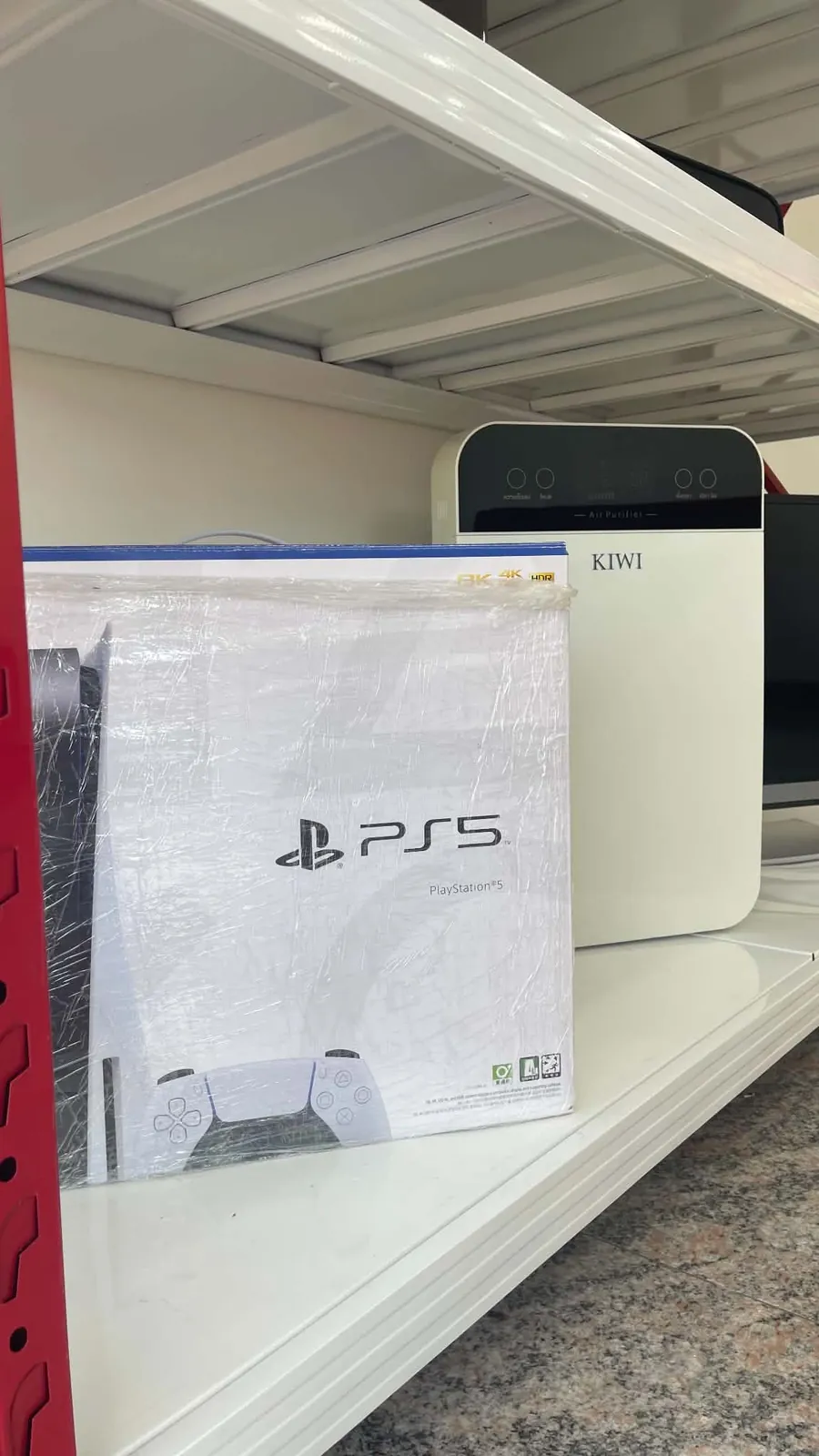 กล่อง PlayStation 5 วางบนชั้นในร้าน