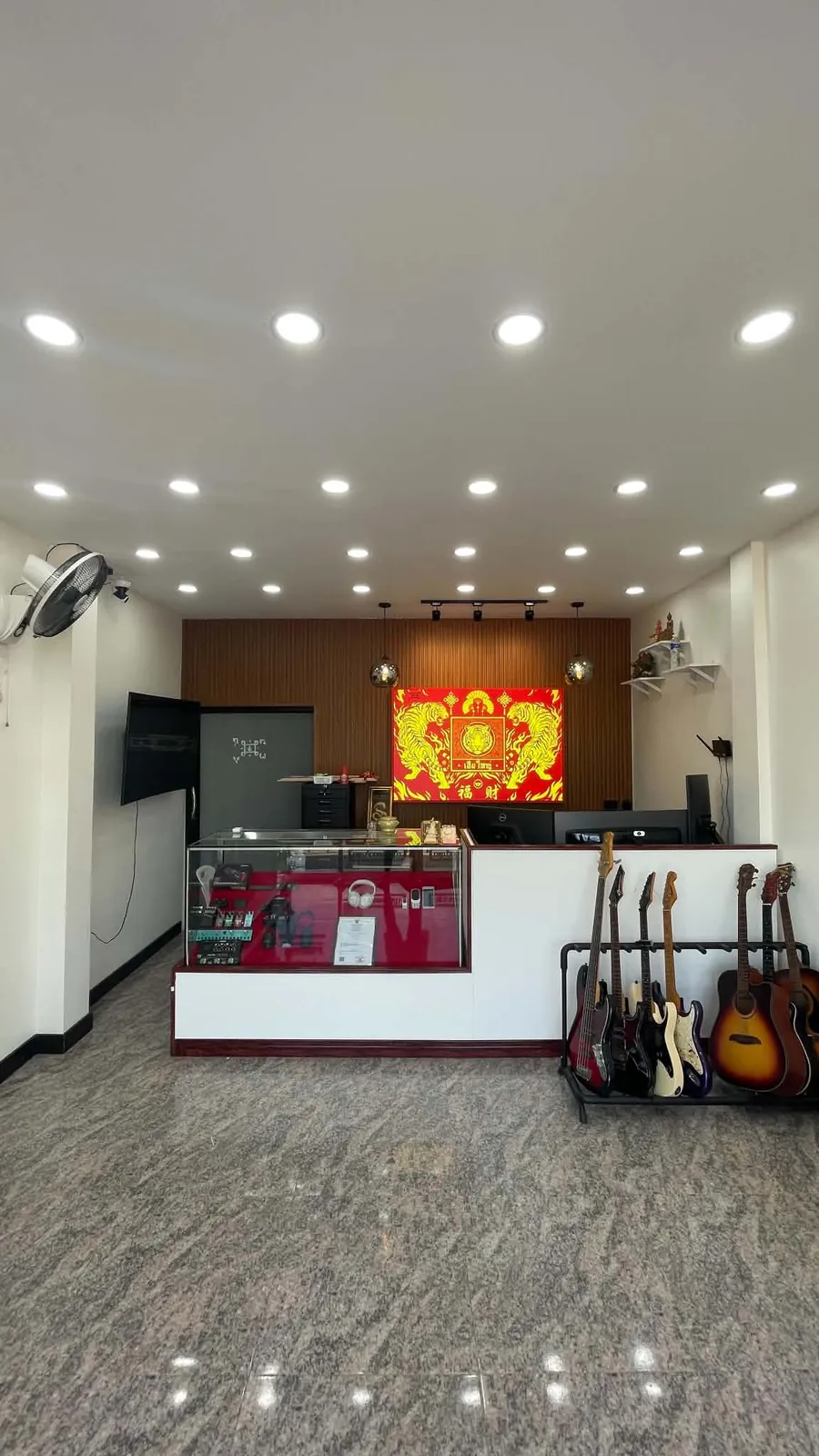 บรรยากาศภายในร้าน เห็นเคาน์เตอร์และกีตาร์